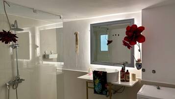 Een douche, een haardroger, handdoeken