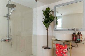 Shower, hair dryer, towels - Apartment 'Dreaming of Greece G1' with Private Terrace, Wi-Fi and Air Conditioning (Athens)