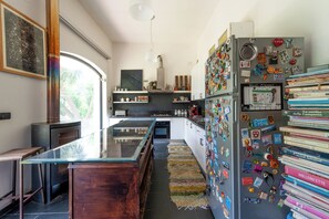 Fridge, microwave, oven, stovetop - Villa 'Olivia' with Shared Pool, Wi-Fi and Air Conditioning (Lecce)