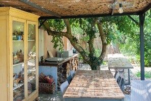 Outdoor dining - Villa 'Olivia' with Shared Pool, Wi-Fi and Air Conditioning (Lecce)