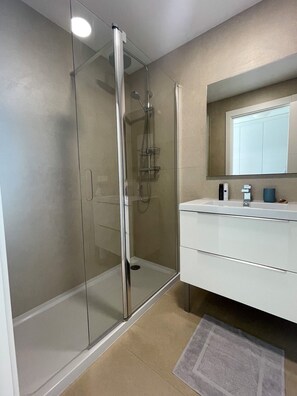 Shower, hair dryer, towels - Apartment 'Frontline Duna Beach' with Sea View, Wi-Fi and Air Conditioning (Torrox costa)