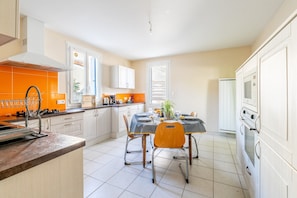 Fridge, microwave, oven, stovetop - Holiday Home 'Au pied du Moulin' with Private Terrace, Garden, and Wi-Fi (Saint-Hilaire-de-Voust)
