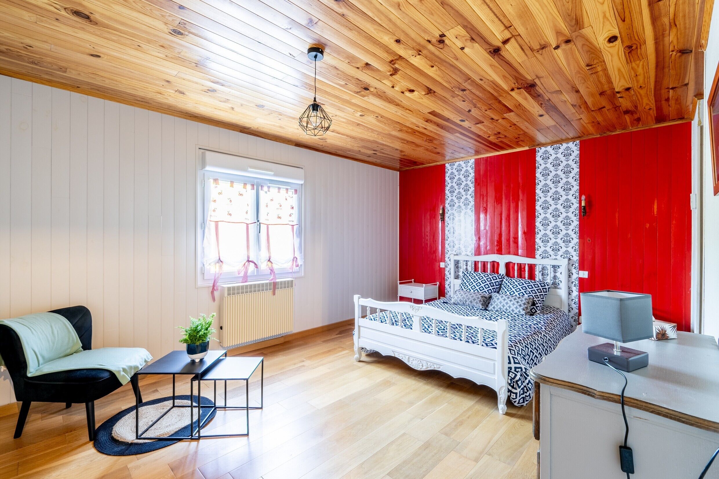 3 bedrooms, iron/ironing board, WiFi (free), bed sheets