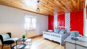 3 bedrooms, iron/ironing board, WiFi (free), bed sheets