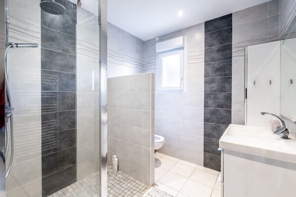 Bathtub, towels