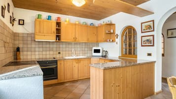 Kylskåp, mikrovågsugn, ugn och spishäll