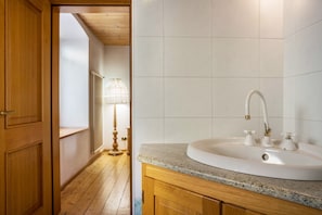 Bathtub, towels