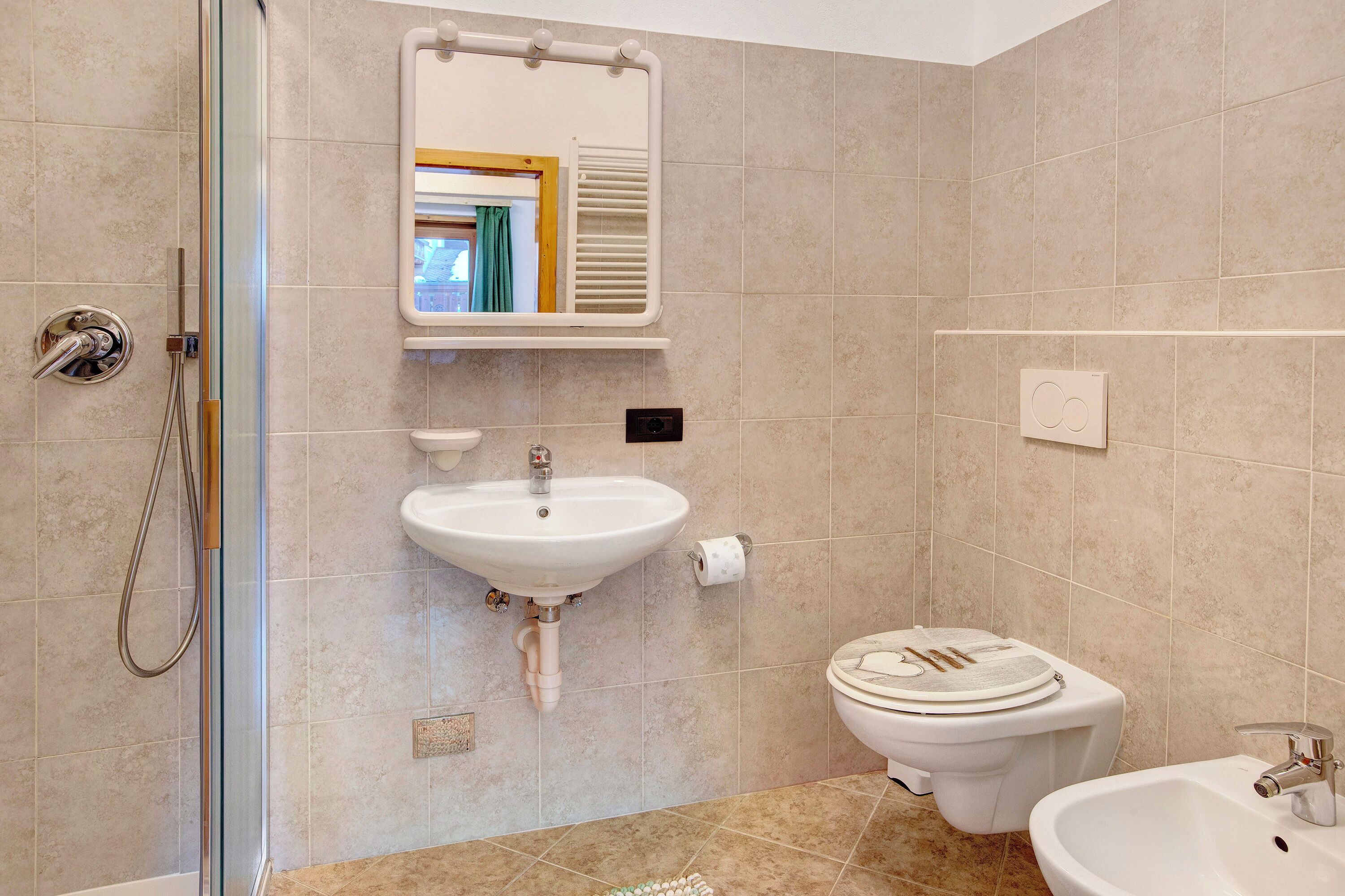 Douche, sèche-cheveux, serviettes fournies