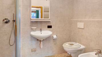 Dusj, hårføner og håndklær