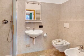 Douche, sèche-cheveux, serviettes fournies