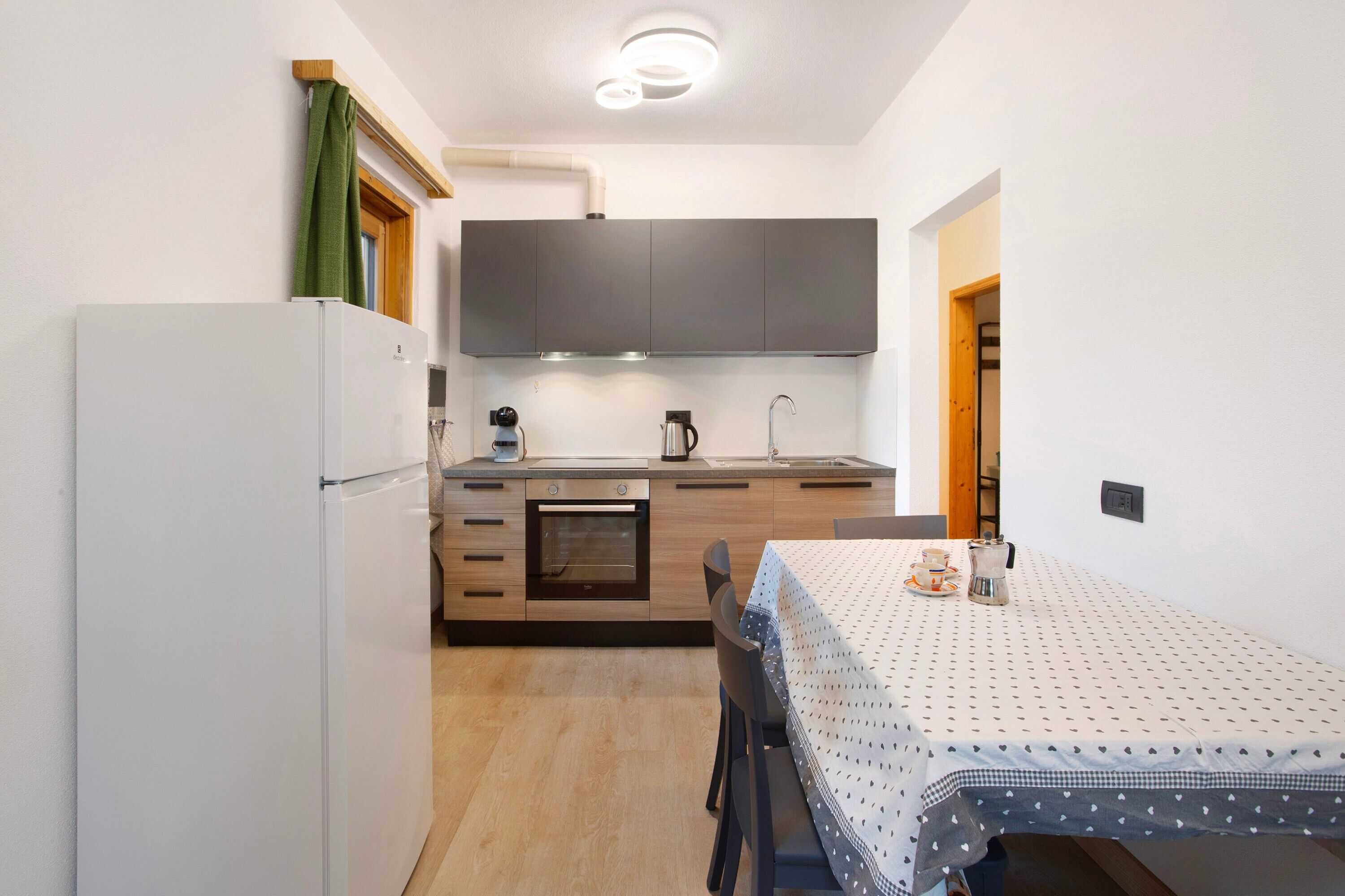 Kjøleskap, ovn, kokeplater og oppvaskmaskin