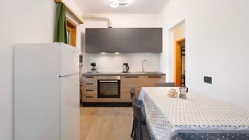 Kjøleskap, ovn, kokeplater og oppvaskmaskin