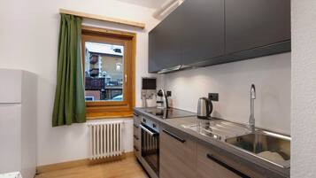 Frigorífico, horno, placa de cocina y lavavajillas