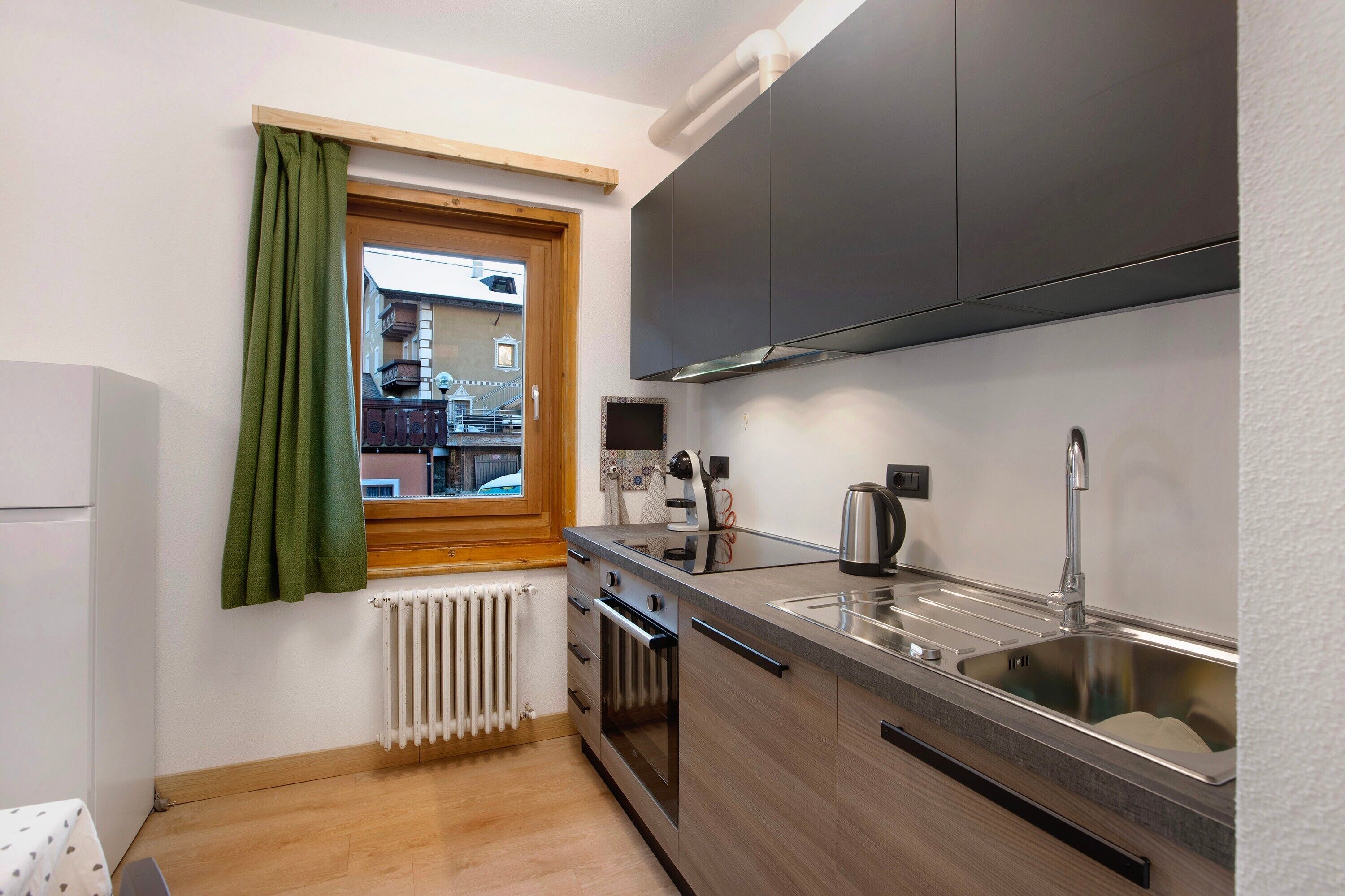 Kjøleskap, ovn, kokeplater og oppvaskmaskin