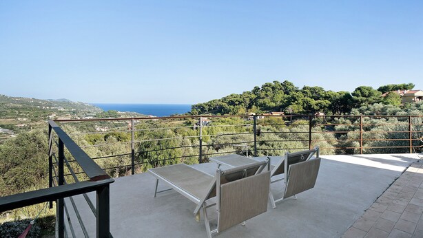 A balcony with a view of the sea and hills. - Apartment "La Casa di Lele" with Sea View, Private Garden and Wi-Fi (Costarainera)
