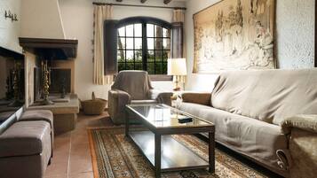 TV, fireplace, table tennis, stereo