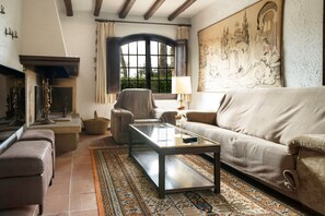 Televisión, chimenea, mesa de ping pong, estéreo