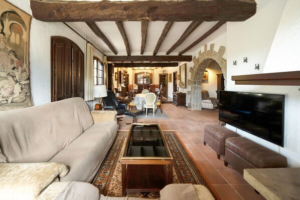 Televisión, chimenea, mesa de ping pong, estéreo