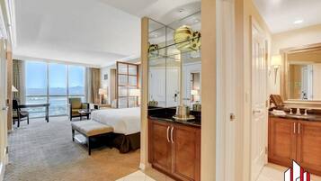 Een bureau, een strijkplank/strijkijzer, gratis wifi, beddengoed