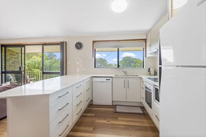 Mikrovågsugn, spishäll och diskmaskin