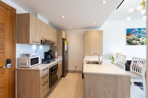Frigorífico, microondas, horno y placa de cocina
