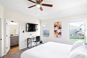 3 sovrum, skrivbord, strykjärn/strykbräda och resesäng