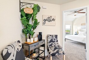 3 habitaciones, escritorio y tabla de planchar con plancha 