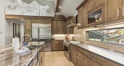 Explore Fall in Colorado! Luxury Keystone Home with Hot Tub! Gorgeous Views!