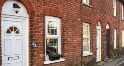 2 bed Cosy cottage in the village of mersham Ashford nextdoor to pub and shop.