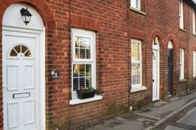 2 bed Cosy cottage in the village of mersham Ashford nextdoor to pub and shop. 