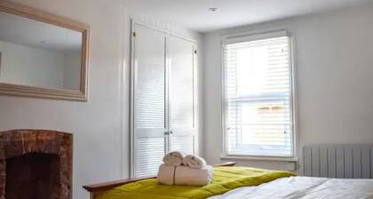 2 bed Cosy cottage in the village of mersham Ashford nextdoor to pub and shop.