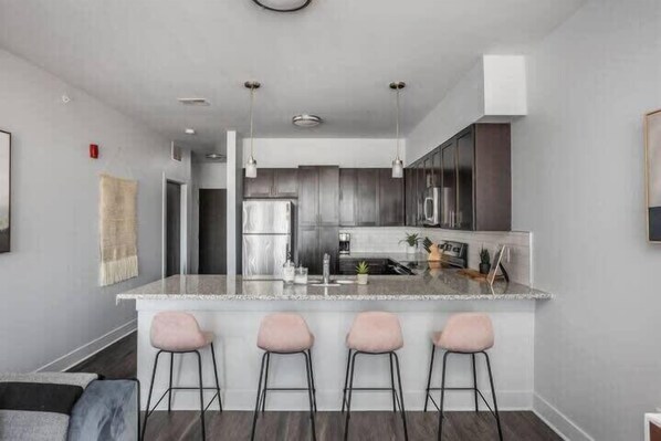 Réfrigérateur, micro-ondes, four, plaque de cuisson