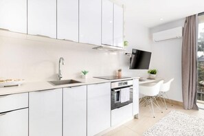 Frigorífico, horno, placa de cocina y tostadora