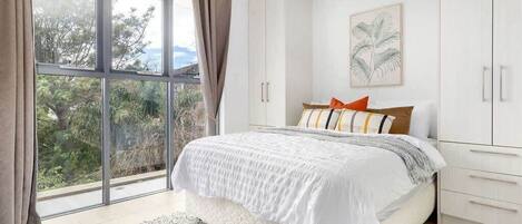 Planxa i posts de planxar, wifi i roba de llit