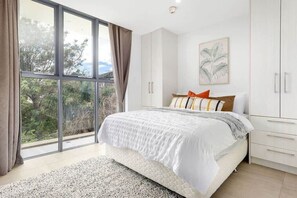 Tabla de planchar con plancha, wifi y ropa de cama 