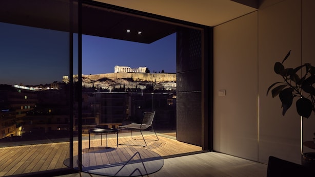 Un interior modern amb una paret de vidre que ofereix una vista d'un edifici històric.