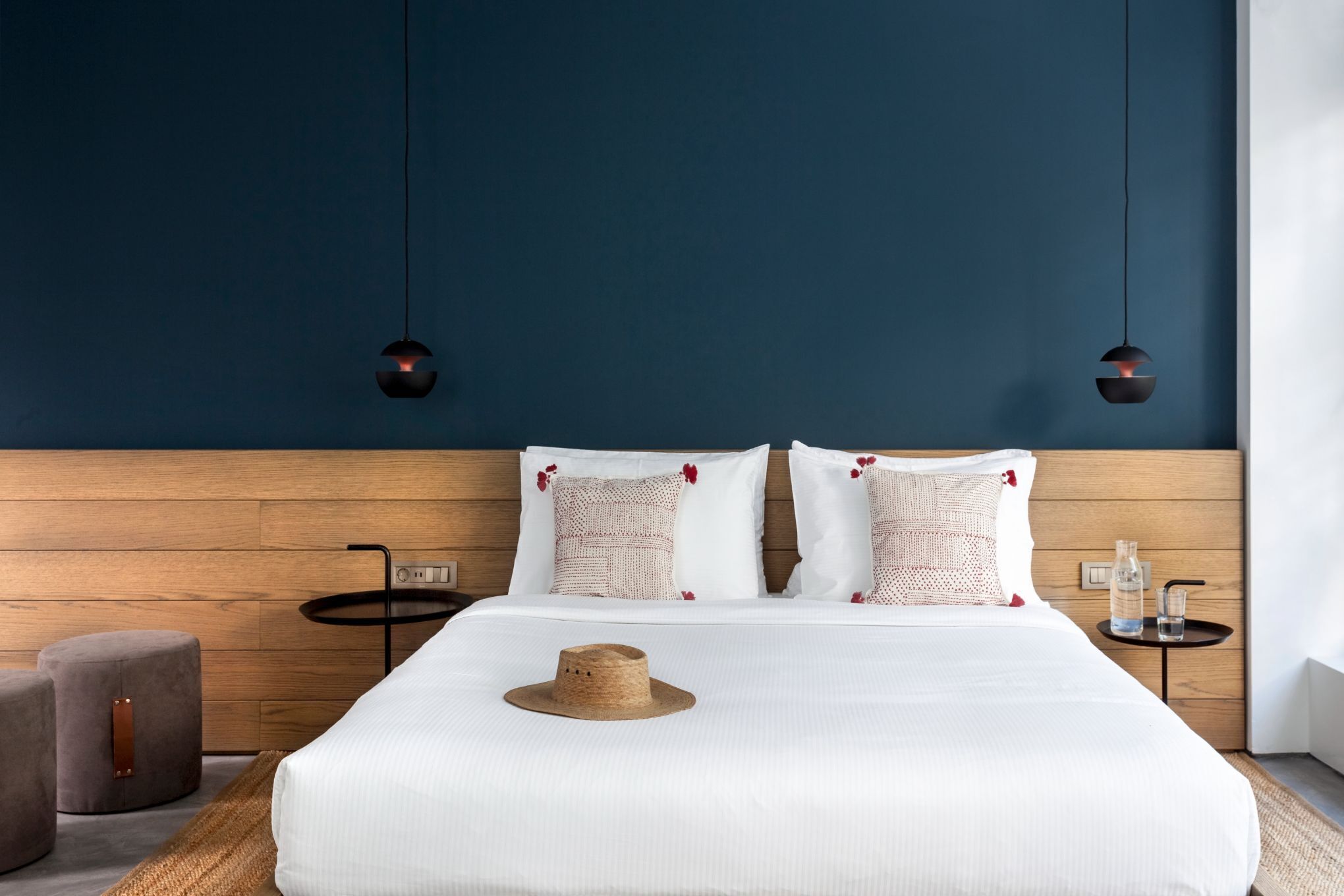 1 slaapkamer, een bureau, een strijkplank/strijkijzer, reisbedje