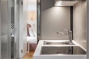 A modern kitchen with a stainless steel sink and a built-in stovetop. - Cozy Living, Urban Stripes Athens (Athens)