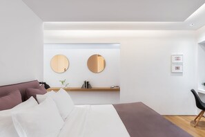 1 habitación, escritorio, tabla de planchar con plancha y cuna de viaje 