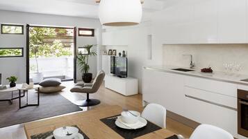 Fridge, oven, stovetop, dishwasher