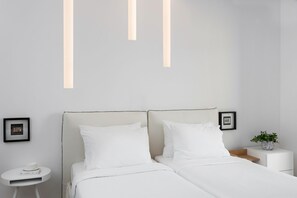 2 habitaciones, escritorio y tabla de planchar con plancha 