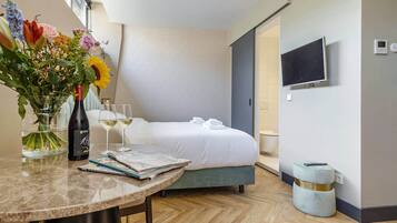 1 slaapkamer, een strijkplank/strijkijzer, wifi, beddengoed