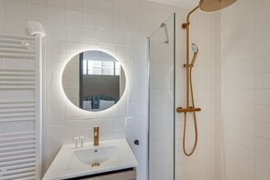 Dusche, Haartrockner, Handtücher