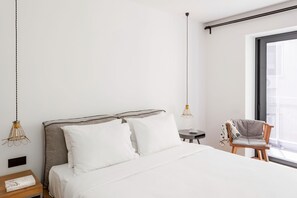 2 habitaciones, escritorio y tabla de planchar con plancha 