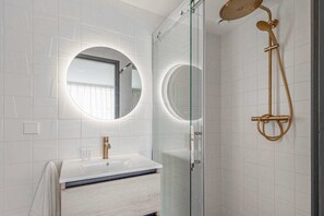 Ducha, secador de pelo, toallas