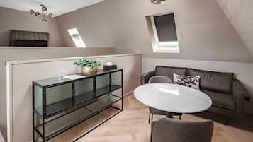 Executive Suite | 1 bedroom, in-room safe, desk, blackout drapes