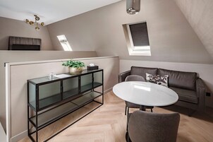 Suite ejecutiva | 1 dormitorio, caja fuerte, escritorio y cortinas opacas