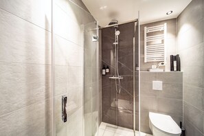 Suite junior | Baño | Pantuflas y toallas 