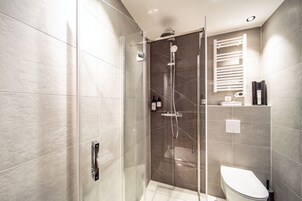 Suite junior | Baño | Zapatillas y toallas