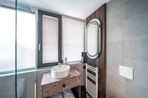 Executive Suite | Bathroom | Slippers, towels - Breathe Boutique hotel Leiden (Leiden)